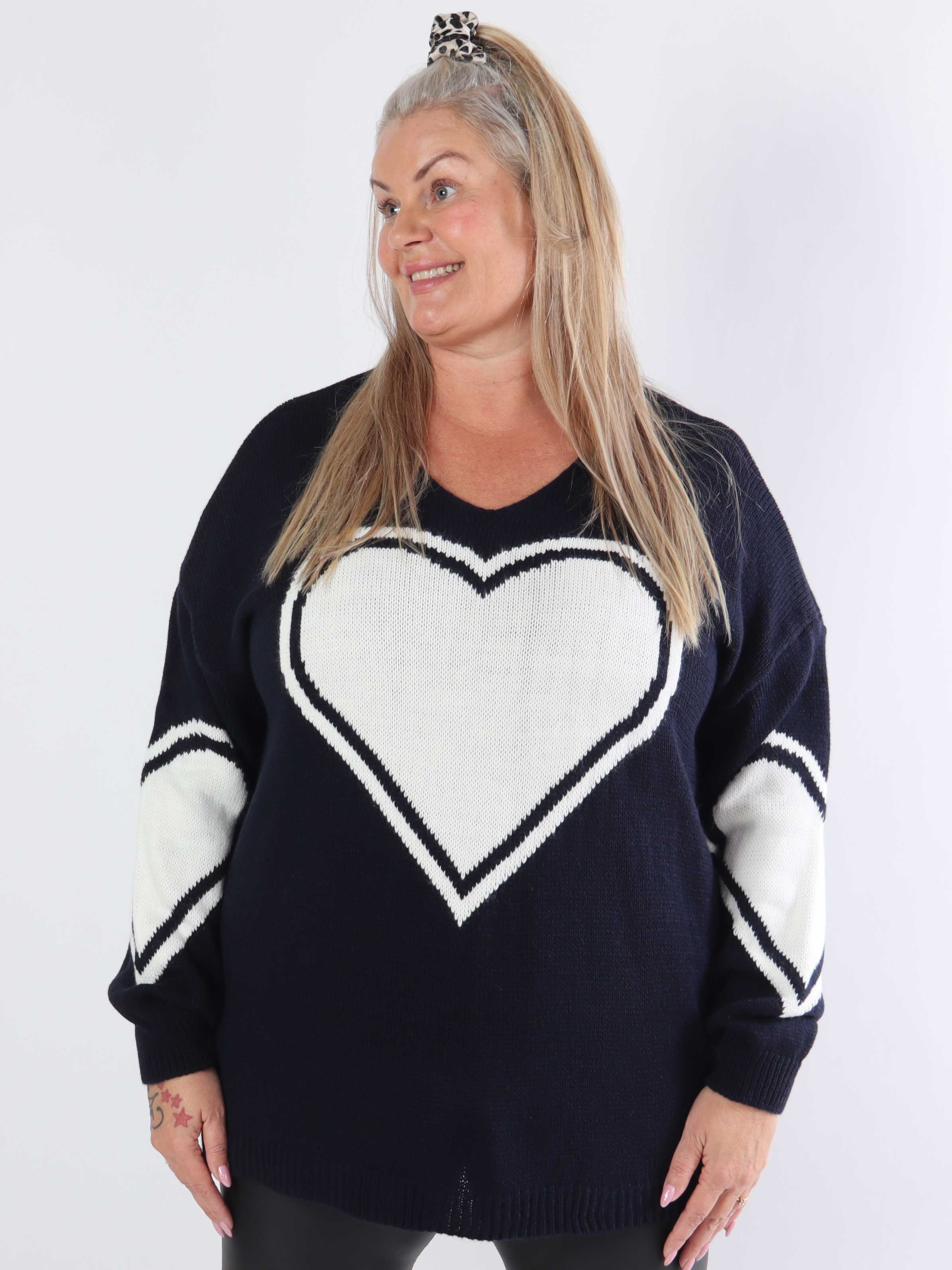 Lorena - Plus size stickad blus med stort hjärta